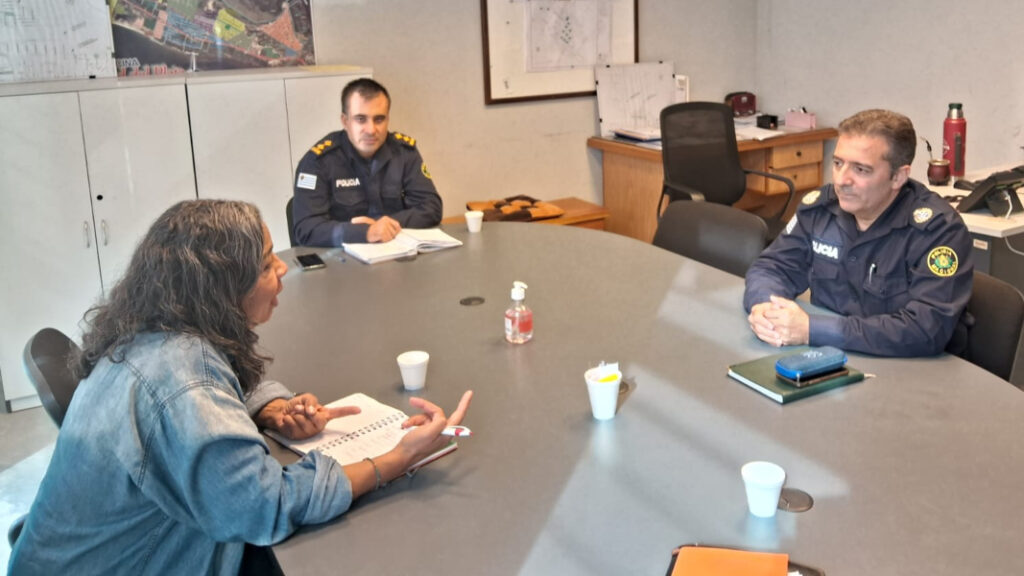 Ofelia Umpiérrez con el jefe de Policía de San José.